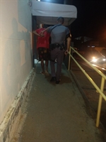 Os três indivíduos foram conduzidos para a Central de  Flagrantes e os oito postes furtados foram apreendidos (Foto: Arquivo/Divulgação/Polícia Militar)