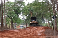 O trabalho é realizado pela Secretaria de Obras e consiste na retirada de todo o material ruim (Foto: Prefeitura de Votuporanga)