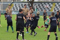  Crianças se divertiram com jogadores do CAV que se preparam para o Paulista da A3 (Foto: Rafael Bento/CAV)