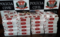 No total, diversas porções de drogas e cigarros contrabandeados foram apreendidos pela DISE (Foto: Divulgação/Polícia Civil)
