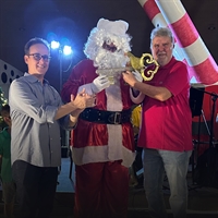Presidente da ACV, Glauco Ventura, e o prefeito Jorge Seba ao lado do Papai Noel  (Foto: ACV)