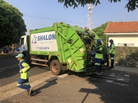 A Shalom, que chegou a ser alvo de protestos recentes de seus funcionários, segue à frente do serviço de coleta de lixo (Foto: A Cidade)