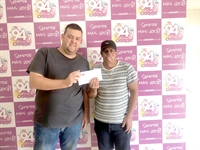 Ronaldo recebeu das mãos do diretor do Grupo Cidade, Fábio Ferreira, as contribuições feitas durante a campanha (Foto: A Cidade)