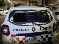 Homem surta em Votuporanga, agride mototaxista, xinga policiais e quebra viatura