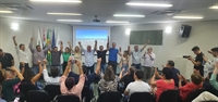 Representantes dos partidos que apoiam a reeleição de Jorge Seba deram as mãos para demonstrar a união após a confirmação de Torrinha (Foto: A Cidade)