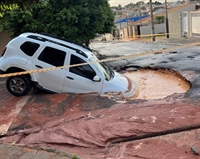 Uma rachadura no asfalto formou um buraco e engoliu um veículo em Fernandópolis (Foto: Divulgação)