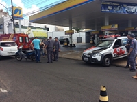 O acidente de trânsito foi registrado na tarde desta quarta-feira (27) e mobilizou equipes da unidade de resgate do Corpo de Bombeiros, do SAMU e da PM (Foto: Aline Ruiz/A Cidade)