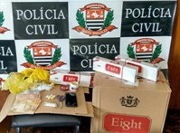 Com o traficante foram apreendidas drogas, dinheiro, materiais para embalagem de entorpecentes e cigarros contrabandeados  (Foto: Divulgação/Polícia Civil)