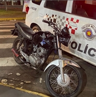 Acusado e um menor de idade foram interceptados pelos policiais militares na rua Amazonas, após várias denúncias via 190 (Foto: Divulgação)