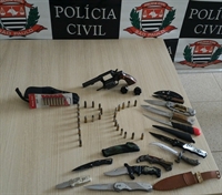 A polícia apreendeu diversas facas, munições e um revólver em uma residência de Cosmorama (Foto: Divulgação/Polícia Civil)