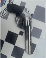 Homem não aceita o fim do relacionamento e tenta matar a ex a tiros e coronhadas