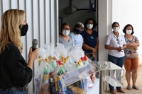 Kits natalinos foram entregues em uma cerimônia realizada no Banco de Alimentos da Prefeitura (Foto: Prefeitura de Votuporanga)