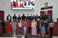 Dra. Edna recebeu a homenagem e a dividiu com todas as investigadoras, agentes e servidoras que trabalham com ela na DDM (Foto: A Cidade)