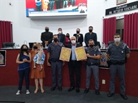 Os cabos da Polícia Militar, Silmar Cipriano foram homenageados pelo salvamento da pequena Ana Sofia (Foto: Câmara de Votuporanga)