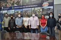 Seba recebeu em seu gabinete algumas mães de autistas, os vereadores Djalma e Chandelly e técnicos da Secretaria da Saúde (Foto: A Cidade)