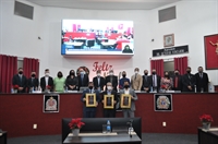 O médico Flávio Pastôre e os empresários Nelson Gorayeb e Danilo Ferraz foram homenageados ontem, na última sessão do ano na Câmara (Foto: A Cidade)