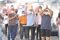 Cerimônia da assinatura da escritura da área onde as casas serão construídas foi marcada pela emoção dos moradores e do prefeito (Foto: A Cidade)