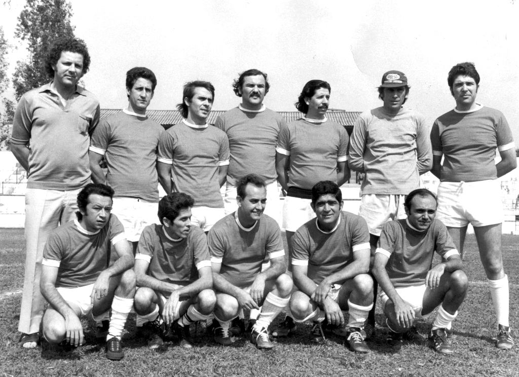 A foto é de 1975 - Esses “jogadores” de futebol formavam o time da área de saúde em  Votuporanga. Exceção de Juca Paes (o primeiro em pé na esquerda) todos os demais atletas militavam em consultório e hospitais. Em pé, a partir da esquerda: Juca Paes, o dentista Romildo Hercus, bioquímico Maurício Menezes, dentista Zélão, o médico Emir Vilela, dentista João Roberto Poiani e o dentista Venâncio Musa Machado. Agachados: pediatra Toninho Eduardo, médico Fernando Zeitune, o cardiologista Joaquim Figueira da Costa, o dentista Altair Barcelos e o oftalmologista Naor Guarnieri. A foto é do médico Joaquim Figueira da Costa.