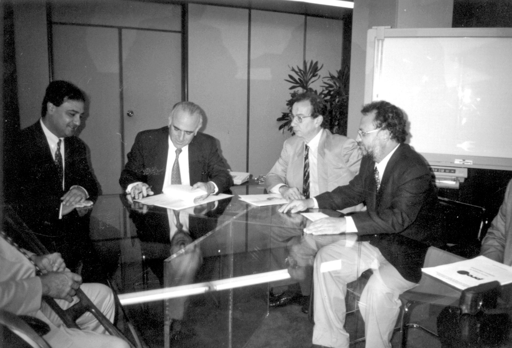 Este foi o momento da criação do Centro Universitário de Votuporanga. O ato deu-se no gabinete do então ministro da Educação Paulo Renato. Aparecem na foto, a partir da esquerda, o então prefeito Atílio Pozzobon Neto, ao centro Paulo Renato, o então ministro e hoje senador Aloysio Nunes Ferreira Filho, considerado o “padrinho” da conquista, ao lado do presidente da Fundação Educacional Jerônimo Figueira da Costa Filho.