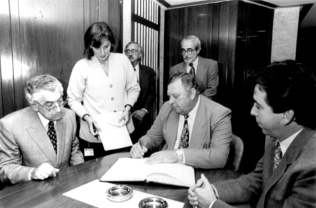 Nesta foto dos anos 90 um momento histórico. O então prefeito Pedro Stefanelli Filho, em São Paulo, assinava o contrato de concessão do prédio da antiga escola do bairro Santa Luzia para a instalação do Senac. Na época o prédio estava sendo utilizado pela Sucen e houve amplas remodelações para receber o Senac. Na foto Abram Szajman - presidente da Federação do Comércio do Estado de São Paulo e atrás do prefeito Stefanelli aparece o chefe de gabinete de Szajman, Gino Furim, e na direita o presidente do Sindicato do Comércio que foi um dos articuladores da conquista João Herrera Martins. A foto é do arquivo do jornal.