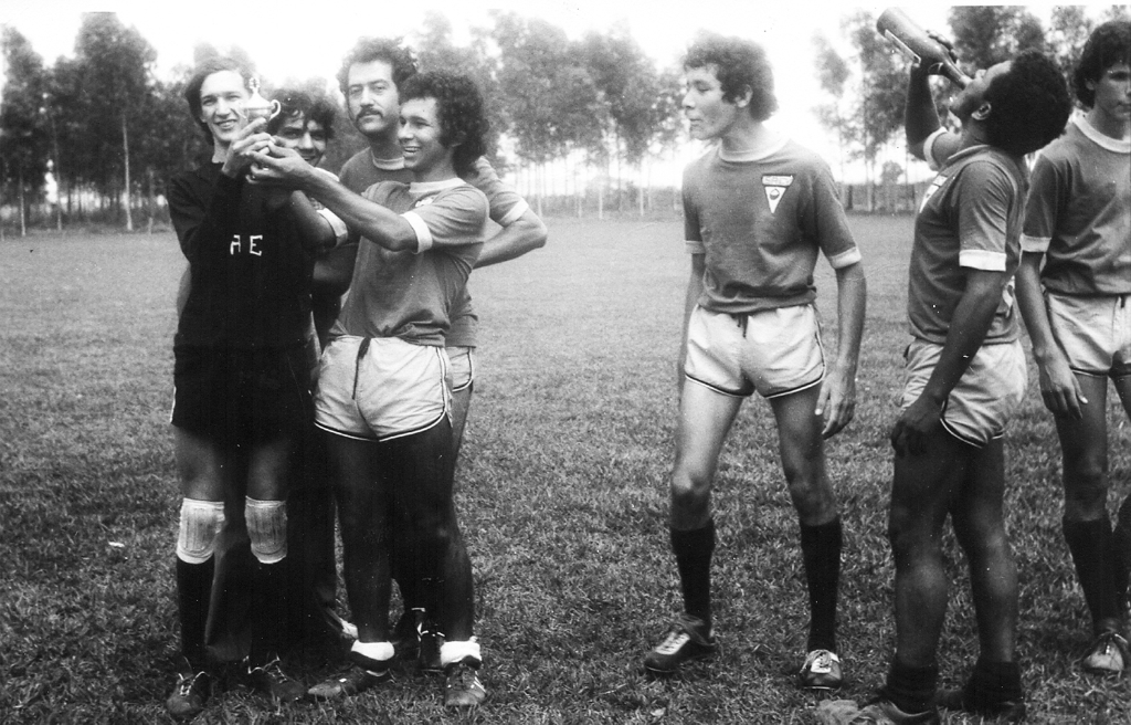 
No ano de 1975, a equipe de futebol da SAEV – Superintendência de Água e Esgoto, levantou a taça, num Campeonato de Futebol realizado no Clube dos 40. Aparecem na foto, a partir da esquerda: o goleiro Carlinhos, Antonio Carlos Ferreira, Oscar Guarizo (atual superintendente). Na direita,  os jogadores Jacaré, João Baiano e Ronaldo. A foto pertence ao arquivo pessoal de Oscar Guarizzo.