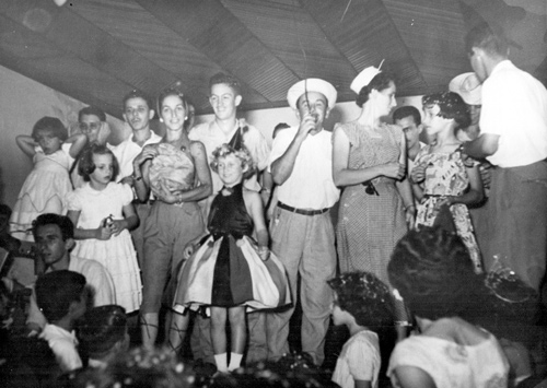 Num outro cenário do Carnaval dos anos 50, o destaque é para o carnavalesco Paulinho do Marabá, muito lembrado pela sua animação. Outros nomes na foto: Sarah Arnold Barbosa, Rui Massuia, Rames Cury, Mara Marim e Valnter Cavaleri, entre outros.