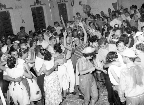 Anos 50 - A animação dos foliões no salão da sede antiga do Votuporanga Clube, na rua Pernambuco com a Mato Grosso, onde hoje está a Associação Comercial. O destaque é para o folião Augusto Sasso, mas aparecem conhecidos, como o gerente do Banco do Brasil Gilberto Scandiuzzi, entre outros.