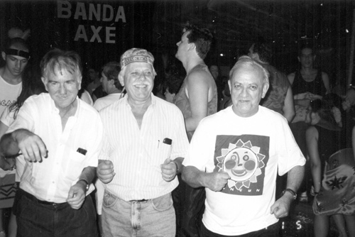 “Você pensa que cachaça é água...” - Em Carnaval mais recente do Votuporanga Clube, esse trio entoou tradicional marchinhas carnavalescas para arrancar suspiro da plateia feminina. A partir da esquerda: o saudoso dentista Aldemir Sanches, seguido pelo Rames Cury e Dr. Joaquim Figueira da Costa.