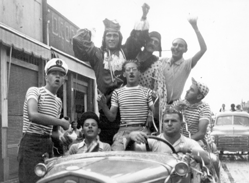 Desfile de rua - Ano 1953.  Fernando Almeida (filho do Capitão Almeida), Rei Momo Dircinho Longo, Augusto Sasso, Michel Miguel, Mirim Barbosa, Emílio Liévana (Torrinha), Carlos Mainardi e o motorista é Augusto Bianchini.