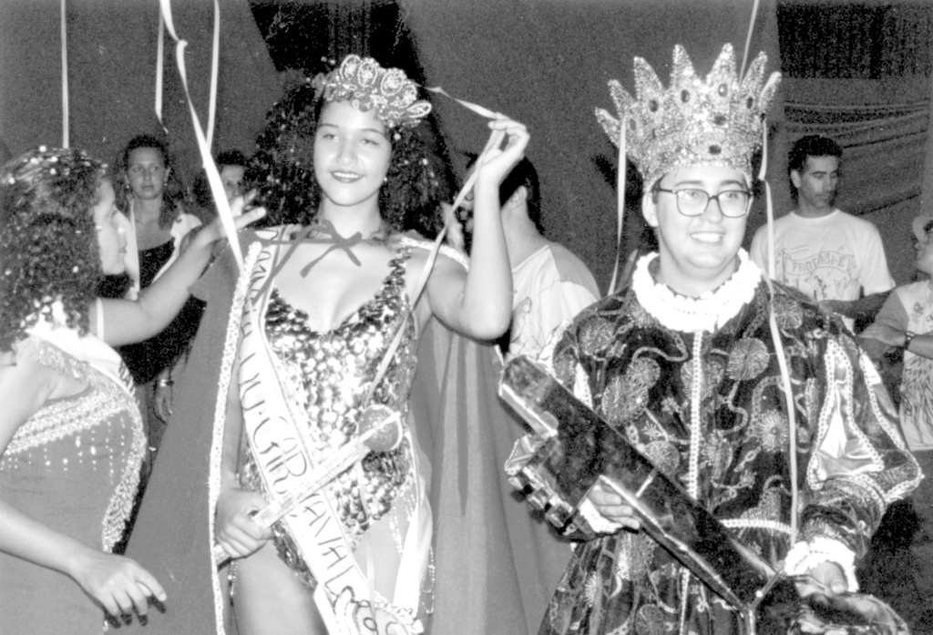 O Rei Momo Juliano Bombom e sua rainha. Ele marcou reinado em diferentes carnavais