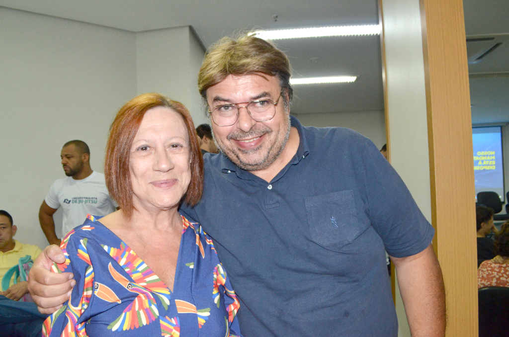 Antônio Alberto Casali e sua mulher Dra. Carmen Cristina Franco prestigiando a posse da diretoria executiva do Republicanos que ocorreu na última sexta-feira, 28 no auditório da Associação Comercial de Votuporanga.