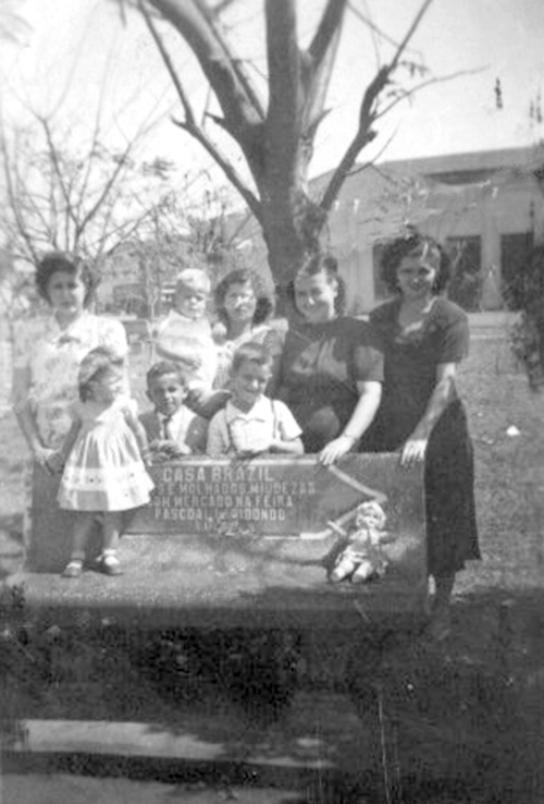 Na praça São Bento - O ano é 1954. O remetente escreve na legenda desta foto que naquele ano a praça São Bento “ainda possuia um corredor de pinheiros e era iluminada com postes de ferro e tinha bancos de cimento”. Apenas foram identificados a dona Irene Garcia Batistello que estava com o filho no colo, Antonio Carlos Batistello. Os outros personagens da foto não foram identificados pelo colaborador que informa apenas que são familiares dos Laridondo (esposas de Donato e Paschoal). Eles eram os proprietários da Casa Brasil na rua Iguaçu, esquina com a Tibagi. A foto é do arquivo de Mario Sergio Batistello.
