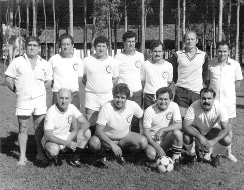 Clube dos 40 - Década de 70 - O Clube dos 40 - famosos “quarentões” em campo próprio para mais uma partida. Vejam quem são os jogadores, conferindo da direita para a esquerda: De pé - Dr. Altair Barcelos de Carvalho, Beto Morini, Dr. Josafá Barcelos, Délson de Caires (Português), Rubens (Telesp), Zé Branco (goleiro) e Dorival Veronezzi. Agachados: Onézimo Ma-zon, Egmar Marão, Dr. Carlos Jerônimo e Zé Procópio. A foto é do arquivo pessoal de José Roberto Marquiori (Zé Branco). 