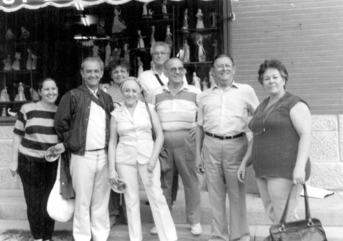 Em Genebra, na Suíça -  Anos 70 - Um grupo votuporanguense em viagem turística perpetuou a passagem por Genebra com esta foto. Veja quem são eles, conferindo a partir da esquerda, Wanda e dr. Joaquim Figueira da Costa; Luzia Dísparo Santaella e o marido João Santaella, e na esquerda o saudoso Antonio Nogueira e senhora Ana Perez Nogueira.