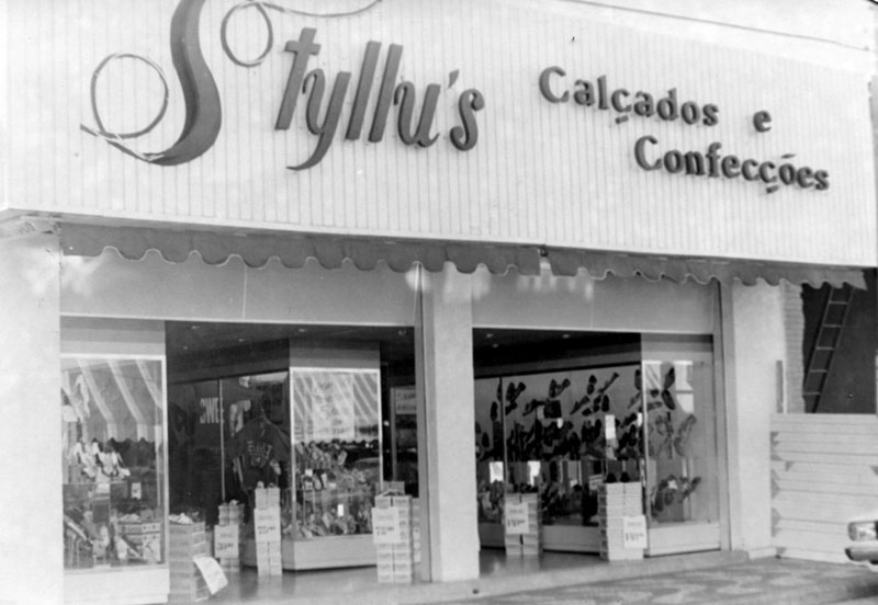 Styllu ´s Calçados - O comércio da rua Amazonas, aos poucos, vai se transformando. Algumas lojas tradicionais dos anos 70/80 já não existem mais. De Haro, Casa Matos, Alvorada e Brasília fazem parte da história pela pujança do nosso comércio. A Styllu ´s (foto) foi instalada no prédio da antiga Big Lar. Essas lojas, que funcionaram no mesmo endereço (ao lado do edifício Alpha Center), pertenceram ao saudoso comerciante Luiz Tavares. A foto é do arquivo A Cidade.
