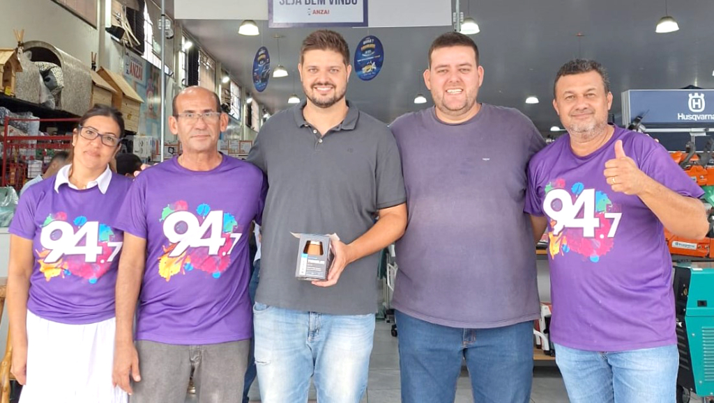 Alguns momentos especiais da celebração dos 75 anos da Casa Anzai, realizada na última sexta-feira, (31) em Votuporanga. Durante o evento, a equipe da Rádio Cidade comandou o tradicional Pedágio da Cidade, com flashes ao vivo em sua programação, entrega de brindes e sorteio de ingressos para o último jogo do CAV. Foi uma verdadeira festa de comemoração, que reuniu clientes da Casa Anzai e proporcionou momentos de muita diversão e interação com os ouvintes. A equipe da rádio também aproveitou para divulgar as promoções e reforçar seu compromisso com a cidade.