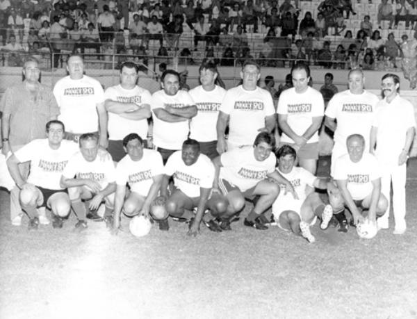 Carga Pesada - Um jogo reunindo Gordos x Magros com renda beneficente levou muita gente ao estádio “Plínio Marin” em 1980. Na foto o time dos gordos (Carga Pesada). De pé, a partir da esquerda: Darci Quatrochi (técnico), Pedrão Stefanelli, Dr. Hélio Martins, Duquita, Desidério, Roberto Bianchini, Ivo Matavelli, Jurani Pereira da Silva e Nélsinho Mateus Olgado. Agachados: (?) (Supermercado Para Todos), Moacir Pansani, Wanderley Menegheti, Fifi, Egmar Marão, José Carlos de Melo e (?).