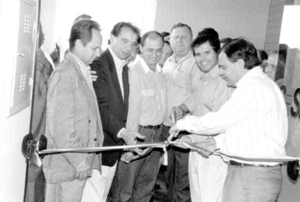 Escritório da  Cesp - Na foto o momento do corte da fita inaugural do Escritório da Cesp instalado na Rua Bahia no ano de 1993. Aparecem a partir da esquerda: Delegado Seccional de Polícia José Francisco Brevigliéri, deputado ( e hoje Senador) Aloysio Nunes Ferreira Filho, gerente seccional da Cesp Marcos Garcya Laraya, prefeito Pedro Stefanelli Filho, deputado Edinho Araújo e o presidente da Cesp Antonio Carlos Bonini de Paiva. A foto dos arquivos.