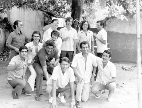 Clube dos 40 - Um grupo de amigos frequentadores do Clube dos 40 nos ano 70 fizeram esta foto após uma confraternização de fim de ano. Veja quem são eles: Da esquerda para a direita, na primeira fila: Dr. João Roberto Poiani, Dagoberto Mira Alves e Lelé Barbieri.Na fila do meio: Dr. Altair Barcelos de Carvalho, Wilmosney Rigo, Dr. Maurício Alves de Menezes e Dr. Aldemir Sanches. De pé (última fila): Dr. Elcio Sanches Esteves, Maiorquim Dr. Roberto Beviláqua, João Carlos Ferreira e dr. José Rui Fontes Xavier. Foto dos arquivos.