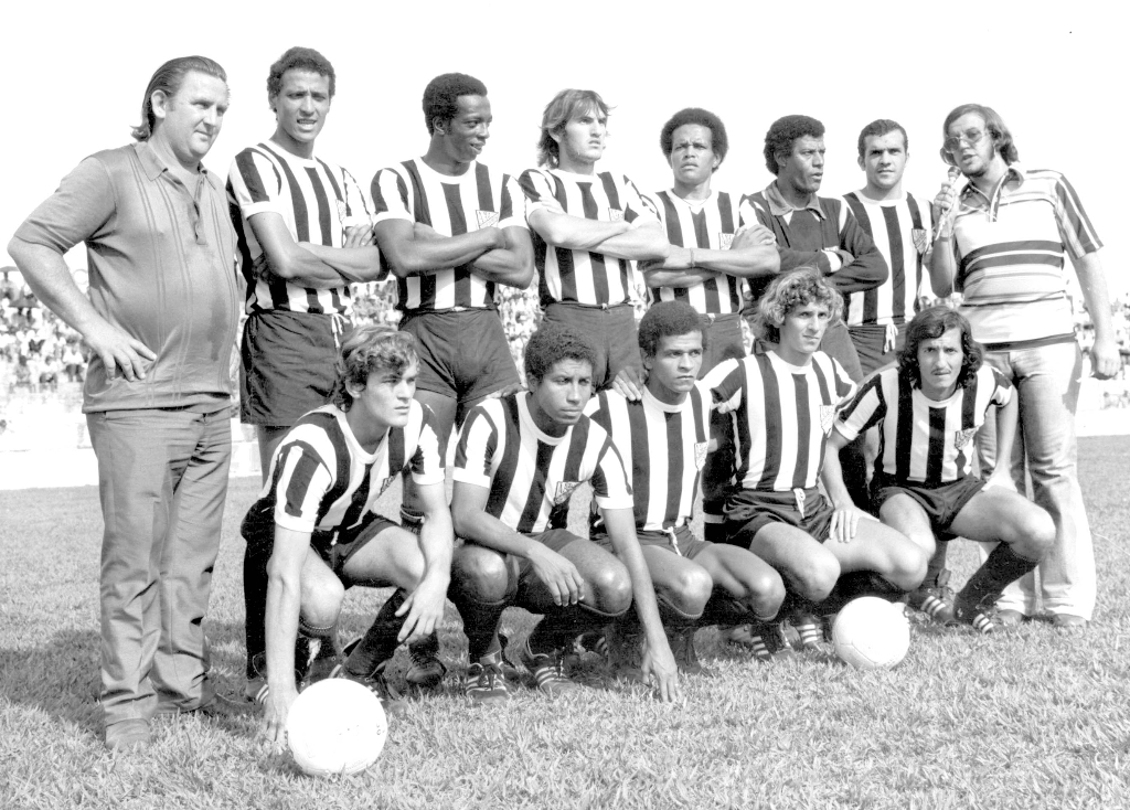 Este é o time do presidente Roberto Bianchini, a Votuporanguense 1974. Confira, a partir da esquerda: Neguito, Picolé, Jó, Cidoco, Raimundinho, Virígilio e o radialista Cláudio Craveiro.  Agachados: Dau, Capitão, Rosário, Tião Sanches e Bita.A foto é  do arquivo do jornal.