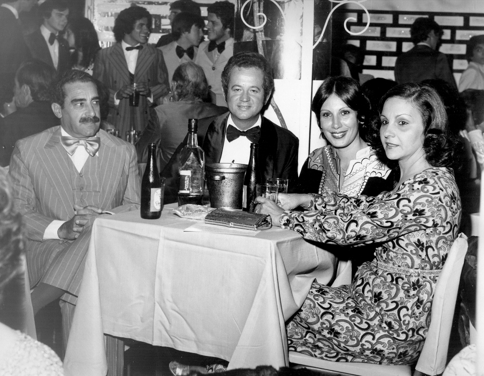 Pelo cenário da decoração acredita-se que o evento seja um dos grandes Bailes das Debutantes dos anos 70. Noite de longos e black-tie, como se vê na foto que apresenta os elegantes casais ocupando uma mesa de pista: Dr. Milton Soares Minhóz e Edna, nas extremidades,  tendo ao centro o engenheiro Jesus Silva Melo e Diva. Bons tempos do Baile de Gala no então chamado clube da elite.