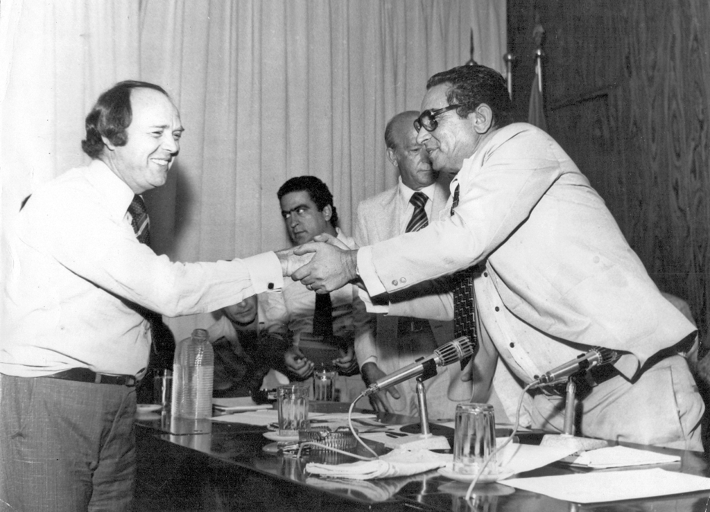 José Maria Marin era o vice-governador de Paulo Maluf em São Paulo. Onofre de Paula era o vice-prefeito de Votuporanga (administração de João Antônio Nucci). Corria os anos 70. Marin foi homenageado na Câmara Municipal. No fundo, aparecem os deputados Cunha Bueno (Federal) e Valdemar Lopes Ferraz (Estadual). A foto é do saudoso fotógrafo Gercino Davanço (o Artista).
