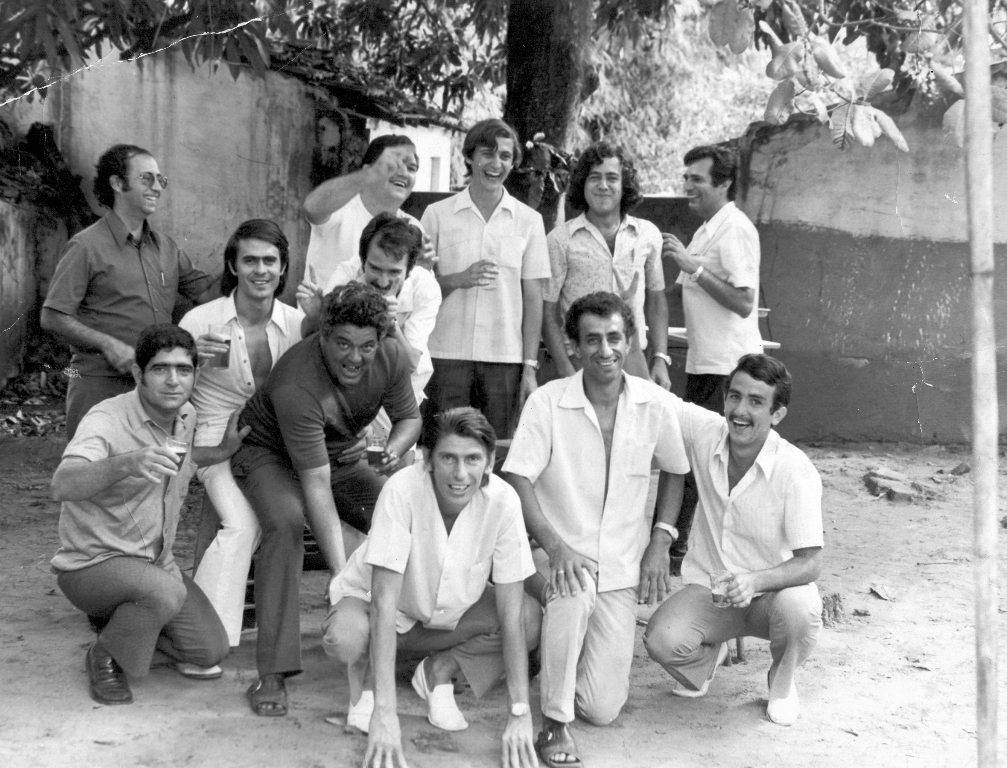 Um grupo de amigos frequentadores do Clube dos 40 nos ano 70 fizeram esta foto após uma confraternização de fim de ano. Veja quem são eles: Da esquerda para a direita, na primeira fila: Dr. João Roberto Poiani, Dagoberto Mira Alves e Lelé Barbieri.Na fila do meio: Dr. Altair Barcelos de Carvalho, Wilmosney Rigo, Dr. Maurício Alves de Menezes e Dr. Aldemir Sanches. De pé (última fila): Dr. Elcio Sanches Esteves, Maiorquim, Dr. Roberto Beviláqua, João Carlos Ferreira e Dr. José Rui Fontes Xavier. Foto dos arquivos.
