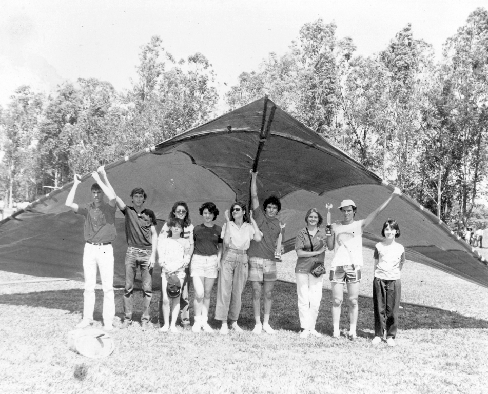 No momento que se descute normas de restrição para a arte de soltar pipas, em vista de ocor-rência registrada pelo uso da linha com cerol, estamos recordando a tradição do Assary. Esta foto é de 1º de setembro de 1986 e mostra a equipe vencedora na categoria “Maior Pipa” no Festivaldo Assary. Aparecem Fernando Bortoluzi, (não identificado), Renata Basaglia, Cláudia Basaglia, Deborah Comar, Séfora Comar,Vinicius Comar, Érica Urban,Rogério Comar e Giana Comar Pinhotti. A foto pertence ao arquivo pessoal de Rogério Comar.