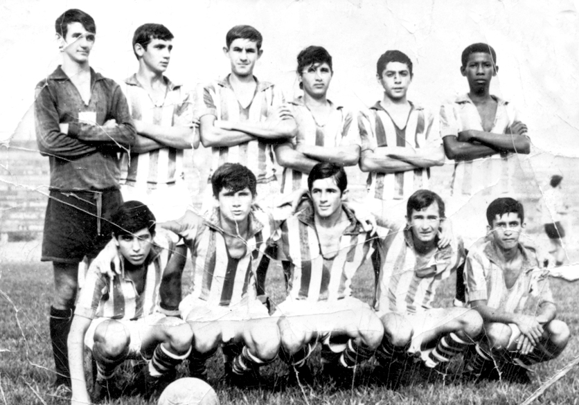 A foto é do ano de1968. Destaque para o time juvenil da A.A.Votuporanguense que tinha como treinador o Ariovaldo (Jacaré). Desse time alguns se projetaram e chegaram a jogar profissional. De pé,da esquerda para a direita: Amil, Jair Boquinha, Edinho Patinhas,Carlinhos da Horta, Paulo Caçapa e Tareko. Agachados: Português, Toniquinho TC, Bizorrão (in-memorian), Megiani e Luiz Cuia. A foto pertence ao arquivo pessoal do Paulo Caçapa.