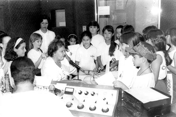 A professora e seus alunos - Esta foto é do dia 15 de maio de 1957. A dedicada professora Olga Balbo Ferreira Fontes, na época diretora da Escola Dinâmica, fazia uma visita à Rádio Cidade de Votuporanga. Na oportunidade ela levou os seus alunos para conhecer as instalações ( e o funcionamento) da emissora de rádio. Veja a garotada atenta à fala da mestra.