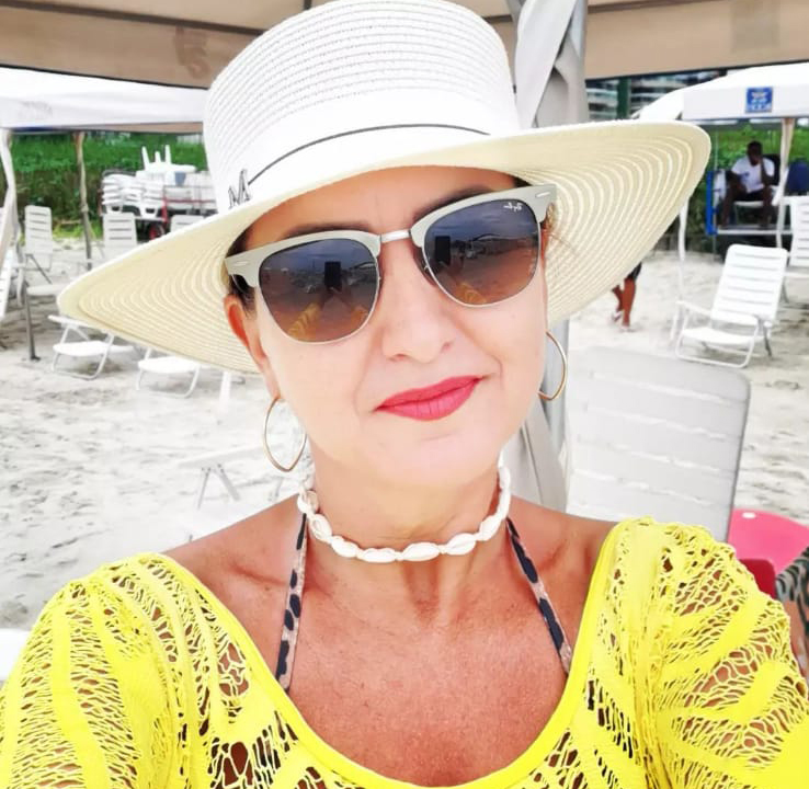 Elaine Possoni também na vibe praiana, ostentando seu look de férias com direito a chapéu e um colarzinho choker de conchinha