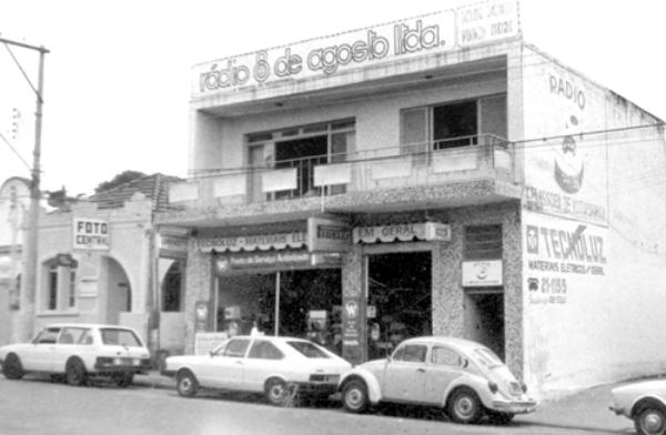 O prédio da rádio - Este sobradinho da rua São Paulo (praça central) já teve três rádios no pavimento superior. A primeira foi a Rádio Piratininga nos anos 60 e caçada pela ditadura militar em 72. Mais tarde, instalou-se a Rádio 8 de Agosto inaugurada em 1979 e que depois se transformou na Rádio Cidade. E até recentemente lá estava a Rádio Lider de Votuporanga (sucessora da Clube AM). Já embaixo foi até rodoviária, como ponto de embarque do Expresso Itamarati com destino a São Paulo, nos ano 70. Atualmente encontra-se no local a Lanchonete Turco Lanches.