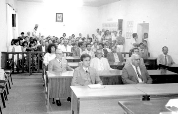 A Câmara no prédio da Prefeitura - A Câmara Municipal tinha suas instalações acanhadas no espaço da Prefeitura, local que hoje acomoda o gabinete do Prefeito. Nesta foto dos anos 80 identificamos à frente os vereadores: Jurandir Benedito da Silva e Mehde Kanso e mais atrás: Dr. Miguel Gerosa, José de Campos Lários, Jair Sampaio e Ozório Casado. Aos fundos: Maria Tereza Boenen, Elpides da Melancia, Leocárdio Léo Zanfolim, Jorge Seba, Arquimedes Neves, Arnaldo Santa Fé, Ozório Casado e José Pedro de Souza.