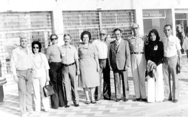 Convenção do Lions - O ano é 1974- Uma delegação do Lions Clube de Votuporanga na Convenção Nacional de Camboriu-SC.Aparecem da esquerda para a direita: Abilio Calille e Isis, Adair e Luiz Carlos Cardoso Prado, Sonia e Francisco Barbosa Lima, o presidente Internacional de Lions, o brasileiro  Sobral, o professor Cícero Barbosa Lima Junior e o casal Aparecida e Rudy de Souza Lima.